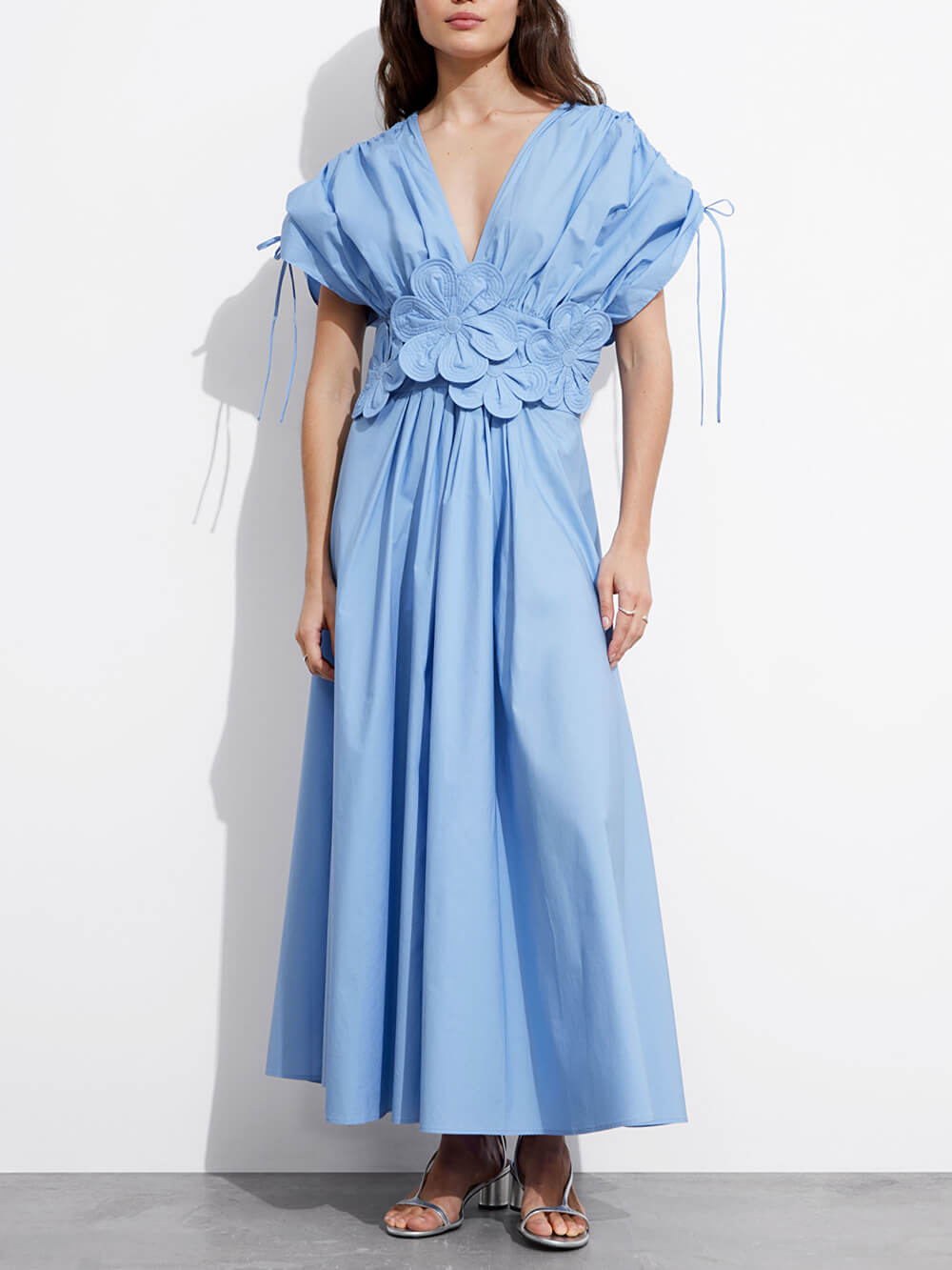 Robe mi-longue à appliques florales