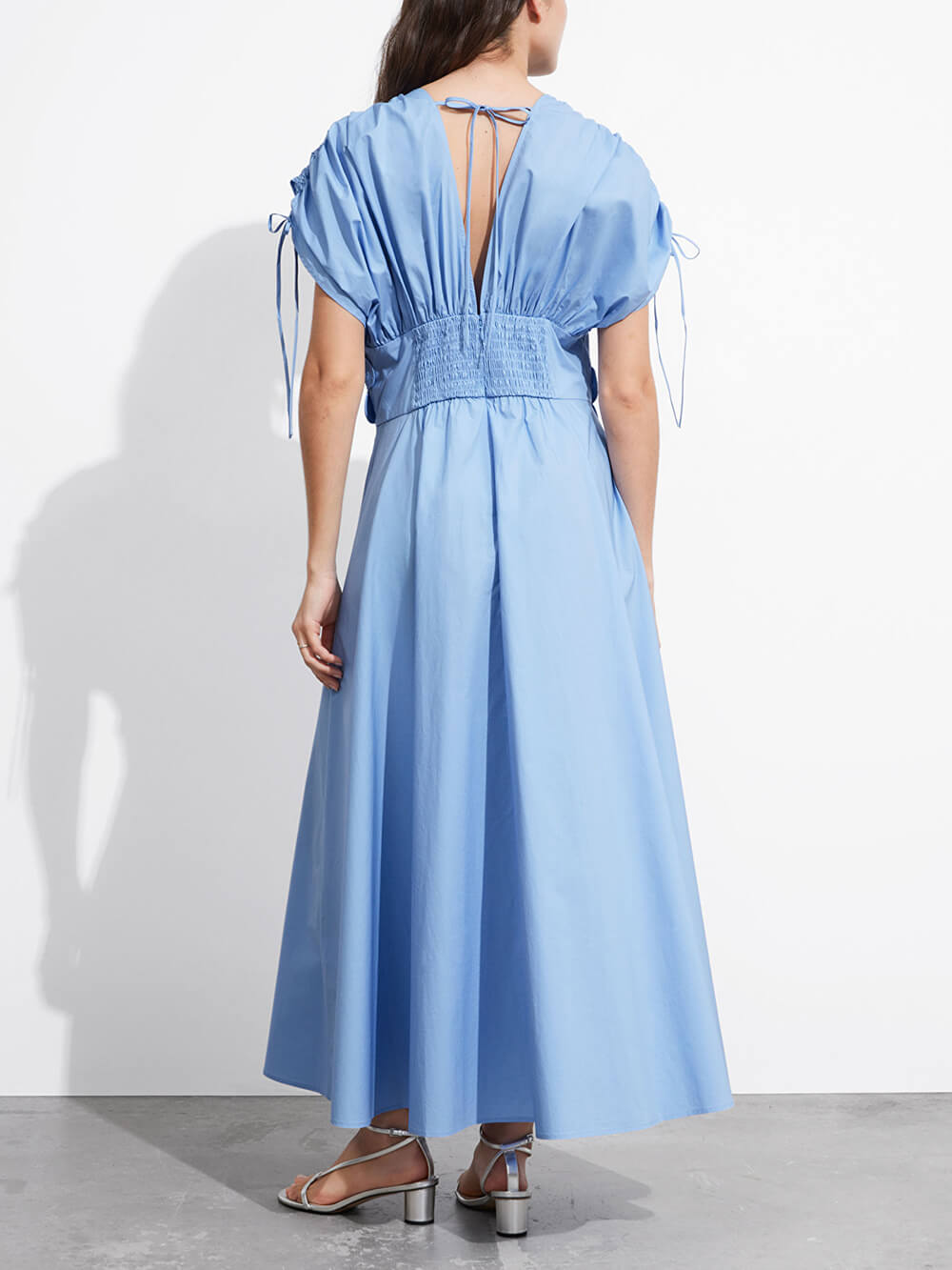 Robe mi-longue à appliques florales