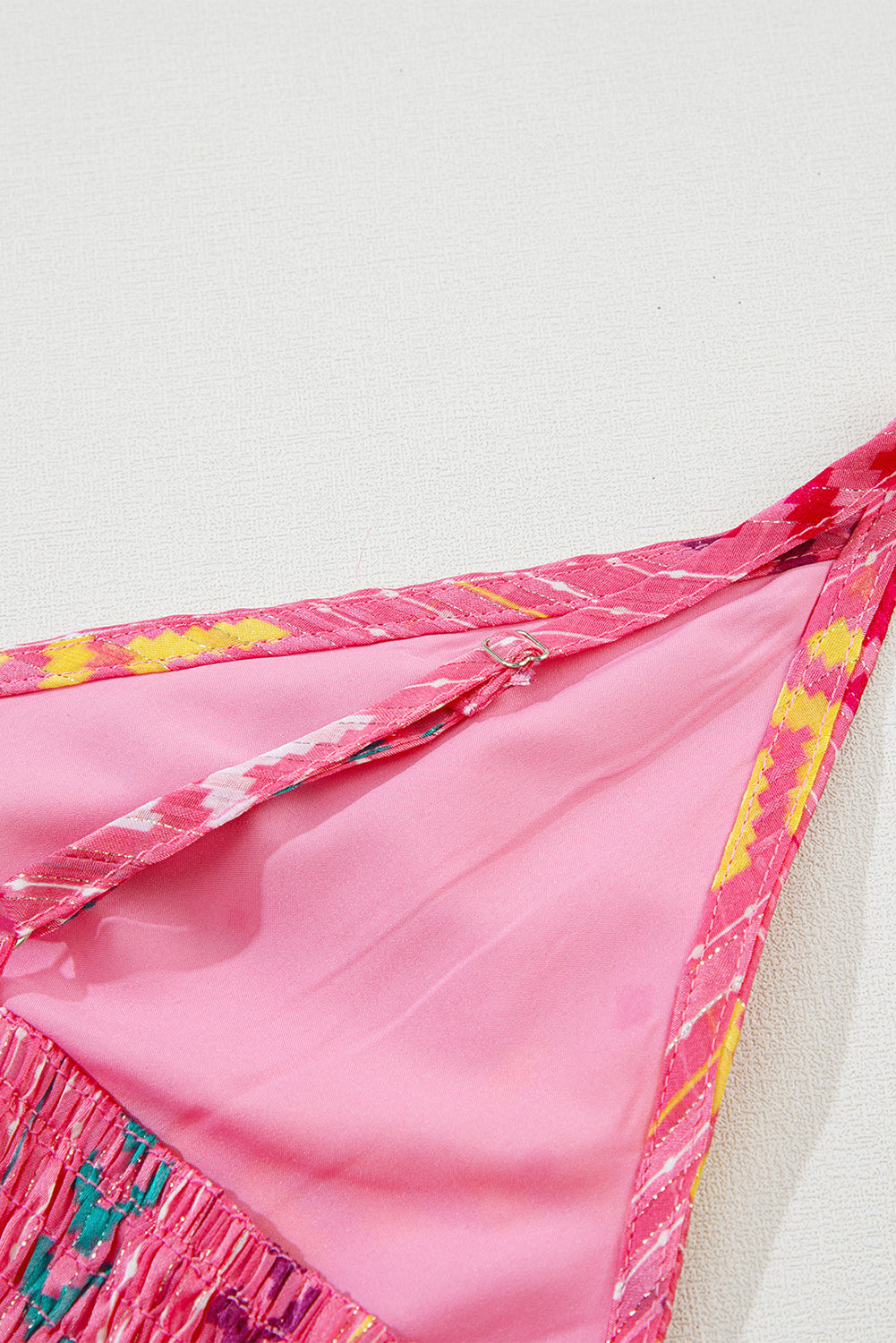 Robe longue portefeuille rose à imprimé western avec pampilles et col en V