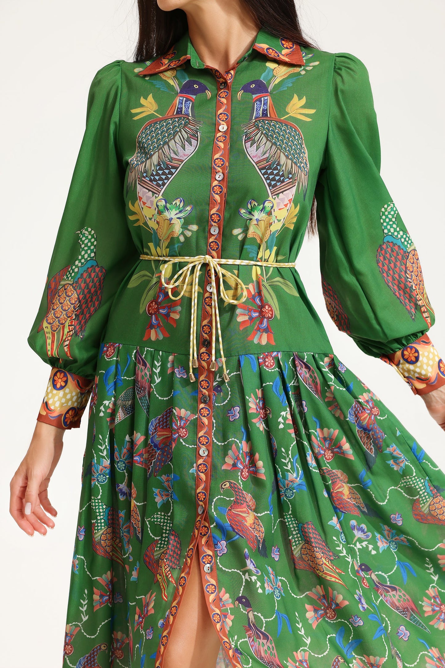 Robe longue imprimée à manches lanternes et revers avec ourlet large