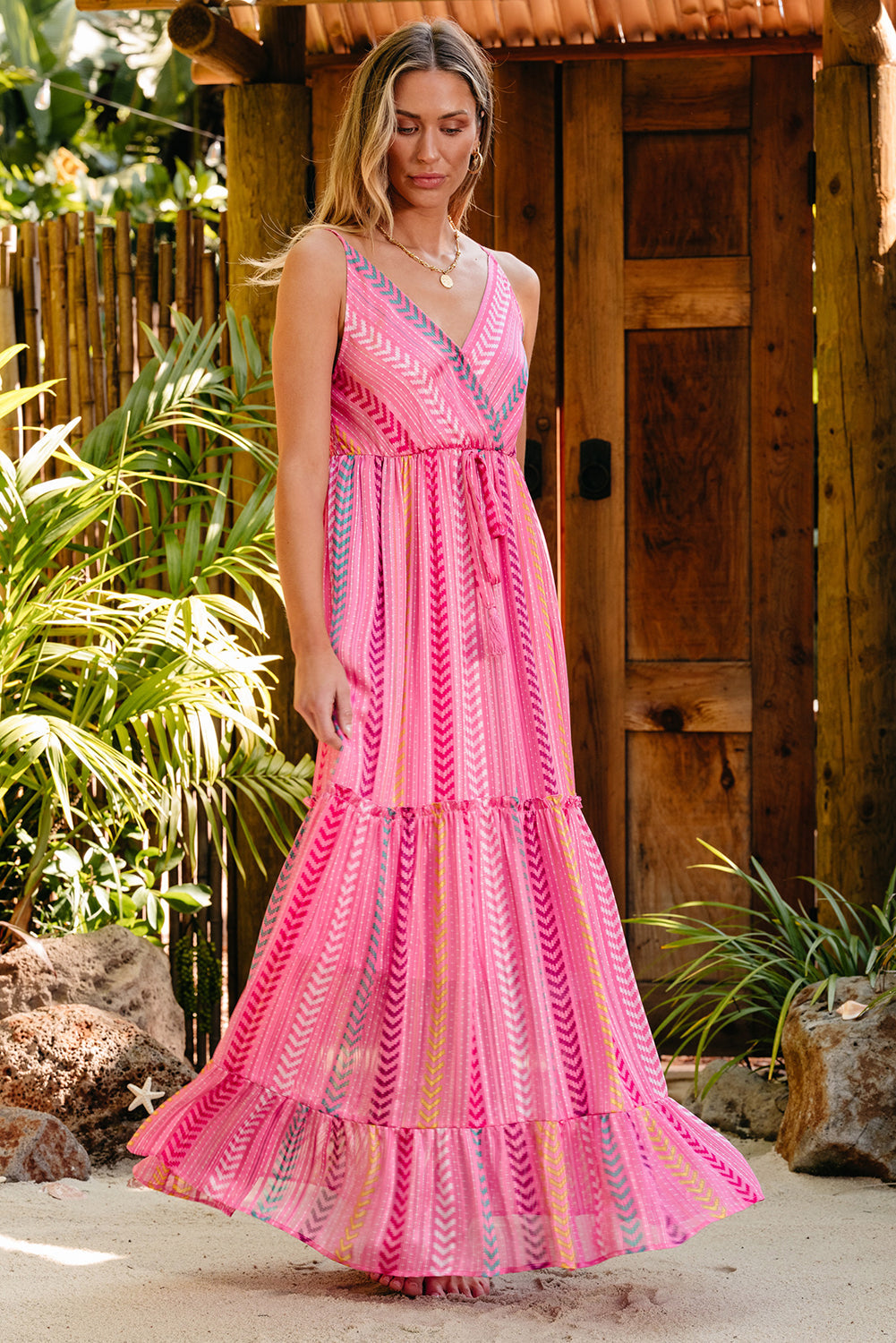 Robe longue portefeuille rose à imprimé western avec pampilles et col en V