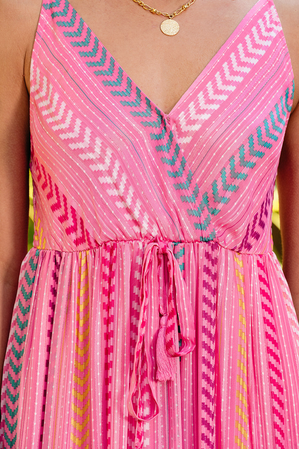 Robe longue portefeuille rose à imprimé western avec pampilles et col en V