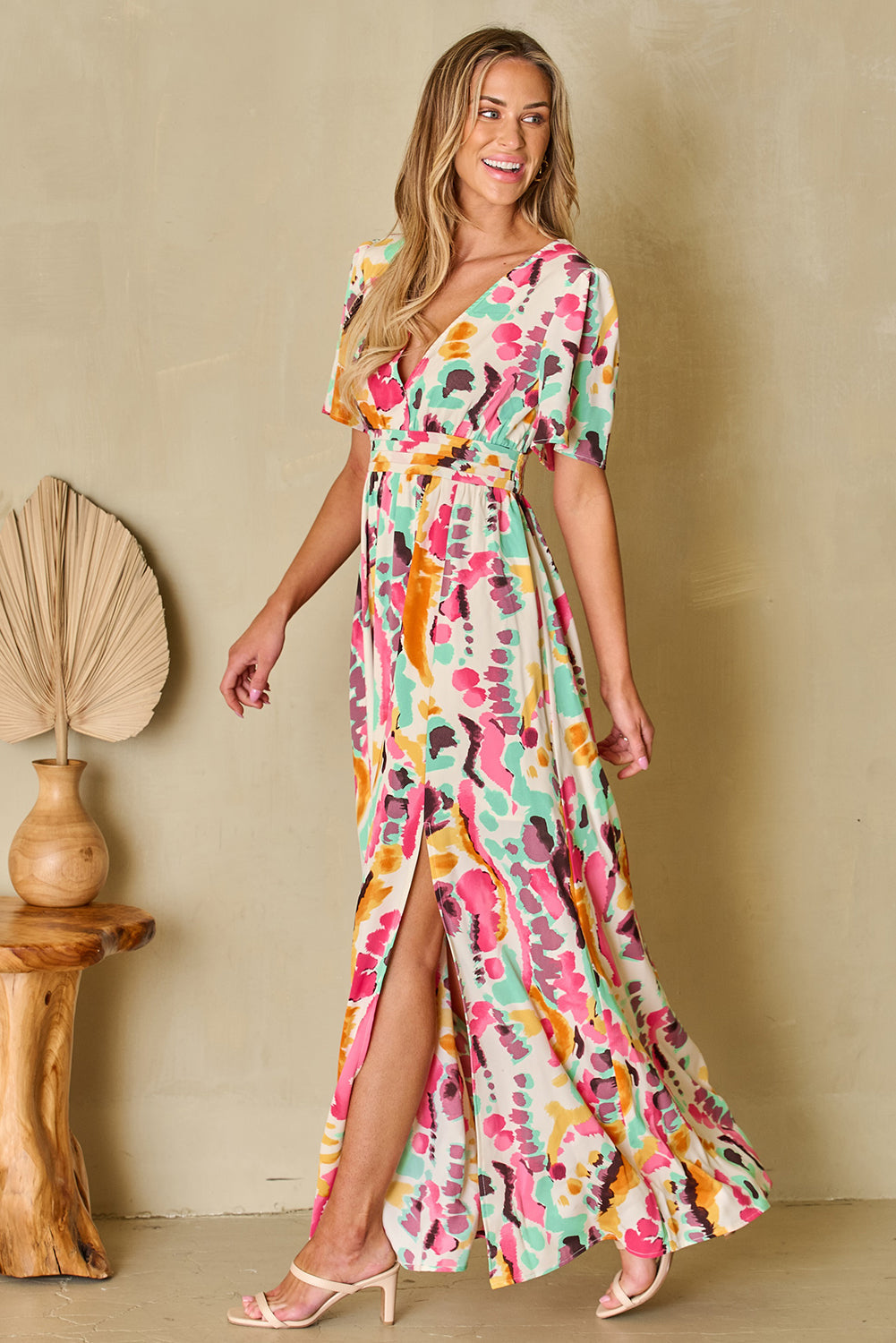 Robe longue rose à col en V et imprimé tie-dye style bohème