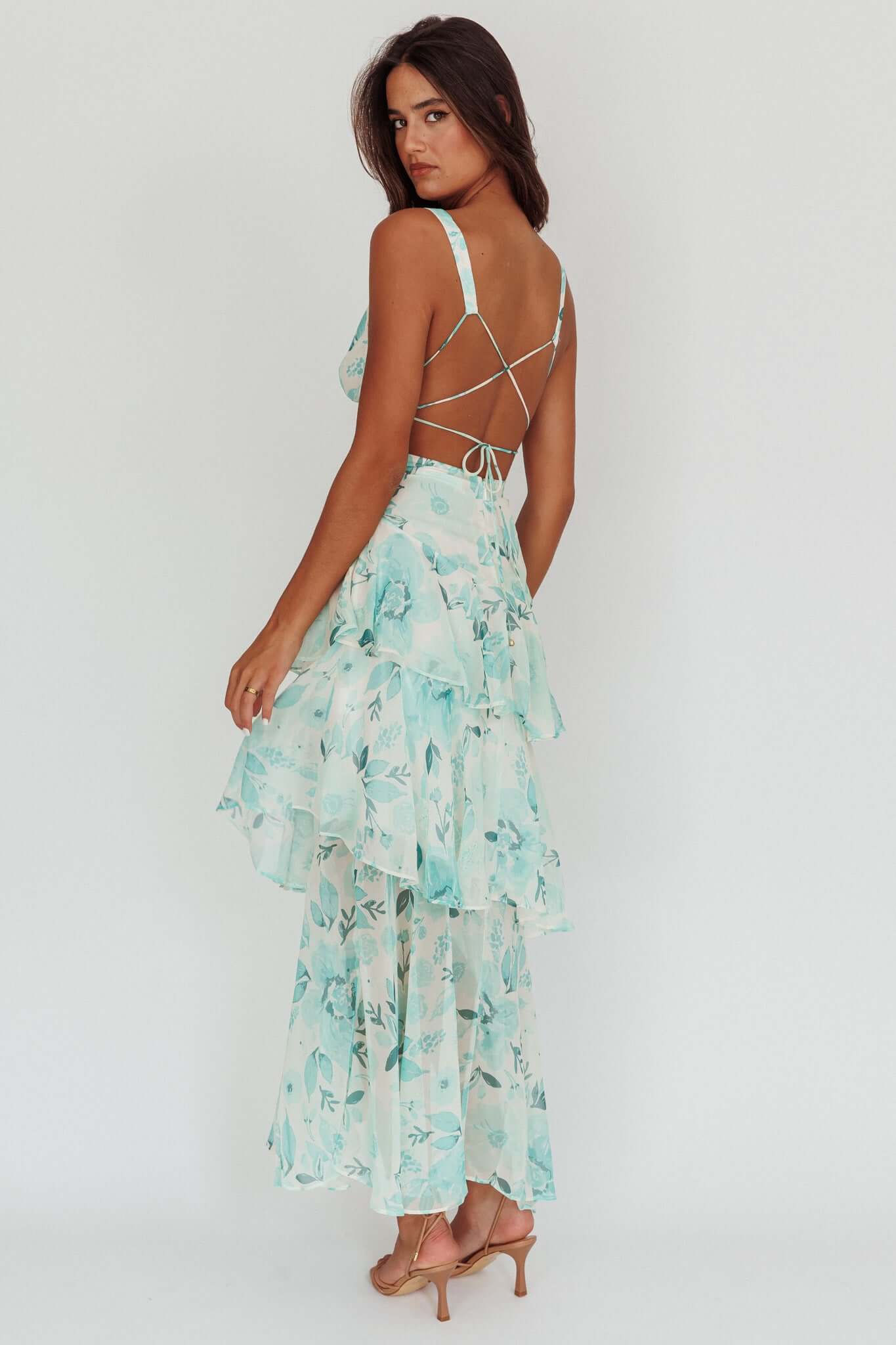 Robe mi-longue à bretelles et volants dans le dos