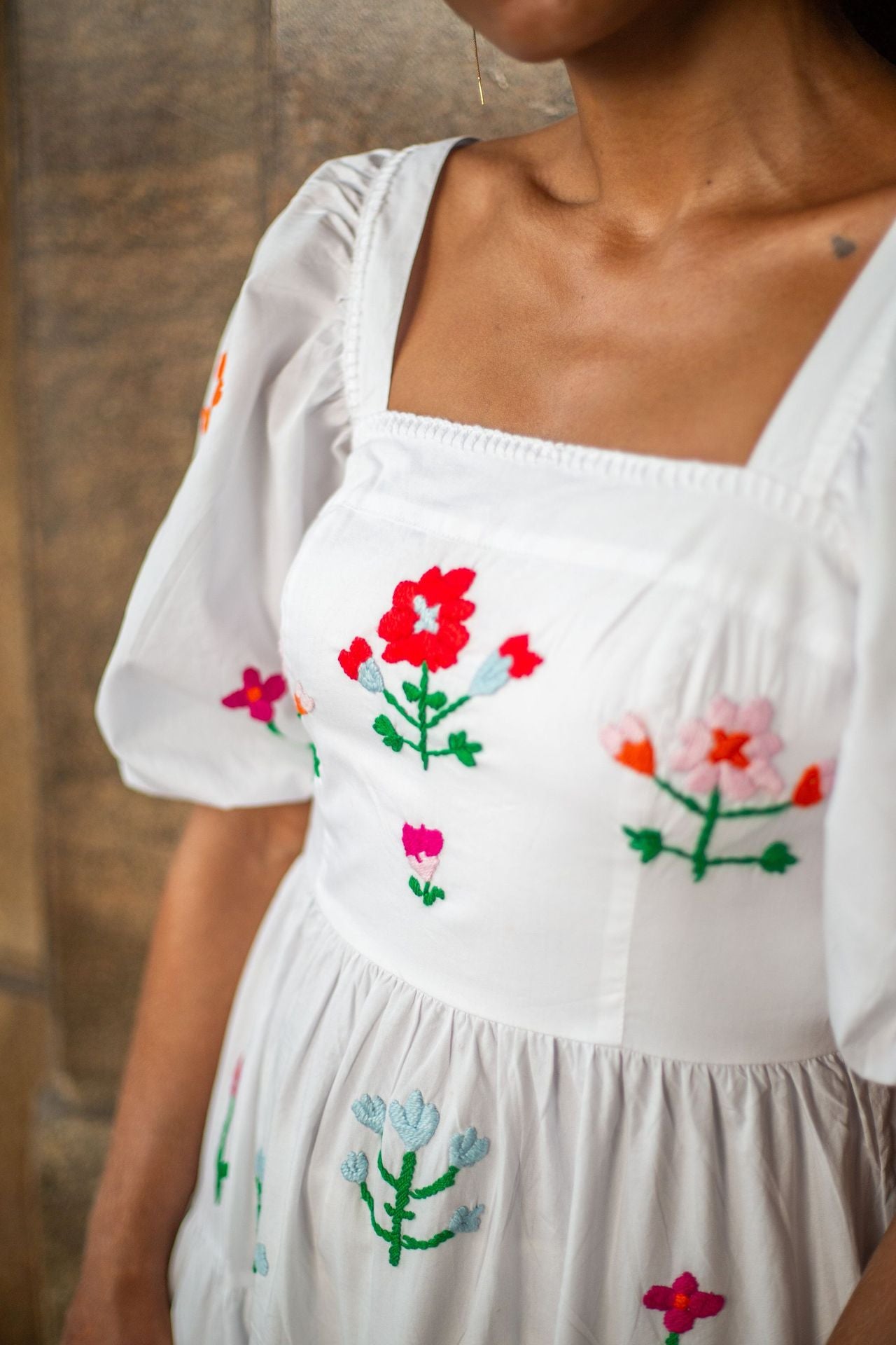 Robe longue à manches bouffantes et col carré avec broderie florale
