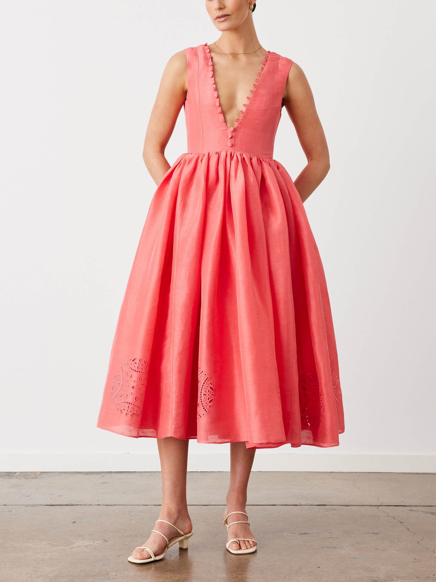 Robe mi-longue slim à col en V et broderie exquise