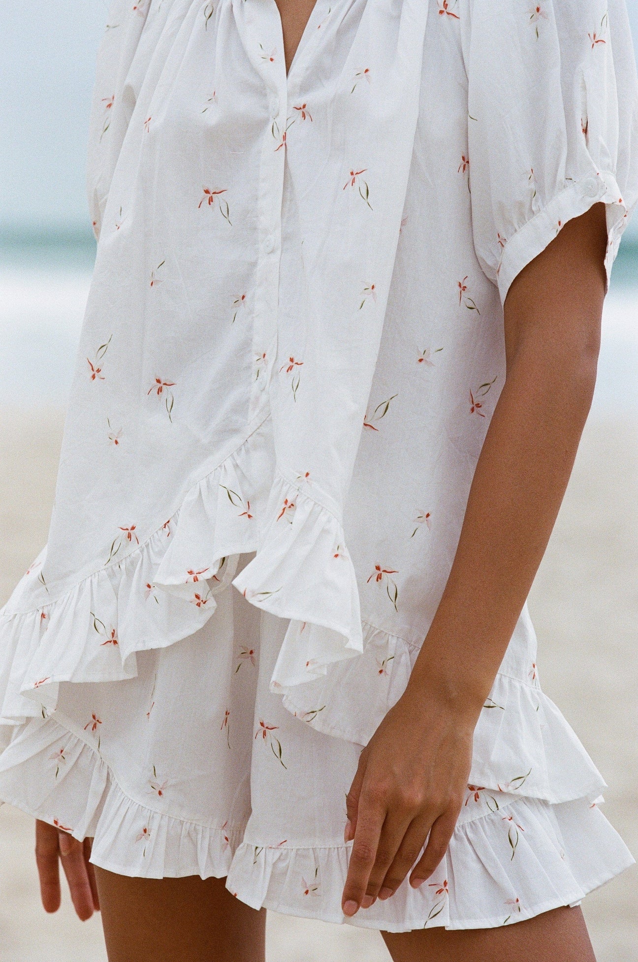Ensemble short ample à volants et manches courtes