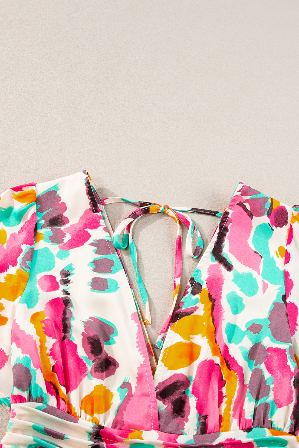 Robe longue rose à col en V et imprimé tie-dye style bohème