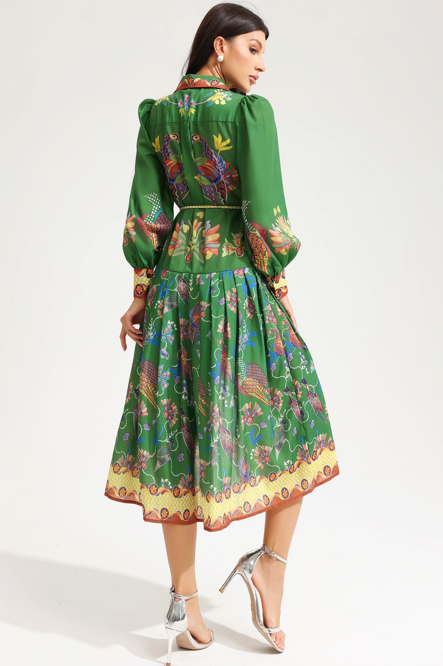 Robe longue imprimée à manches lanternes et revers avec ourlet large
