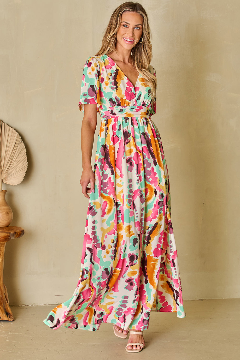Robe longue rose à col en V et imprimé tie-dye style bohème