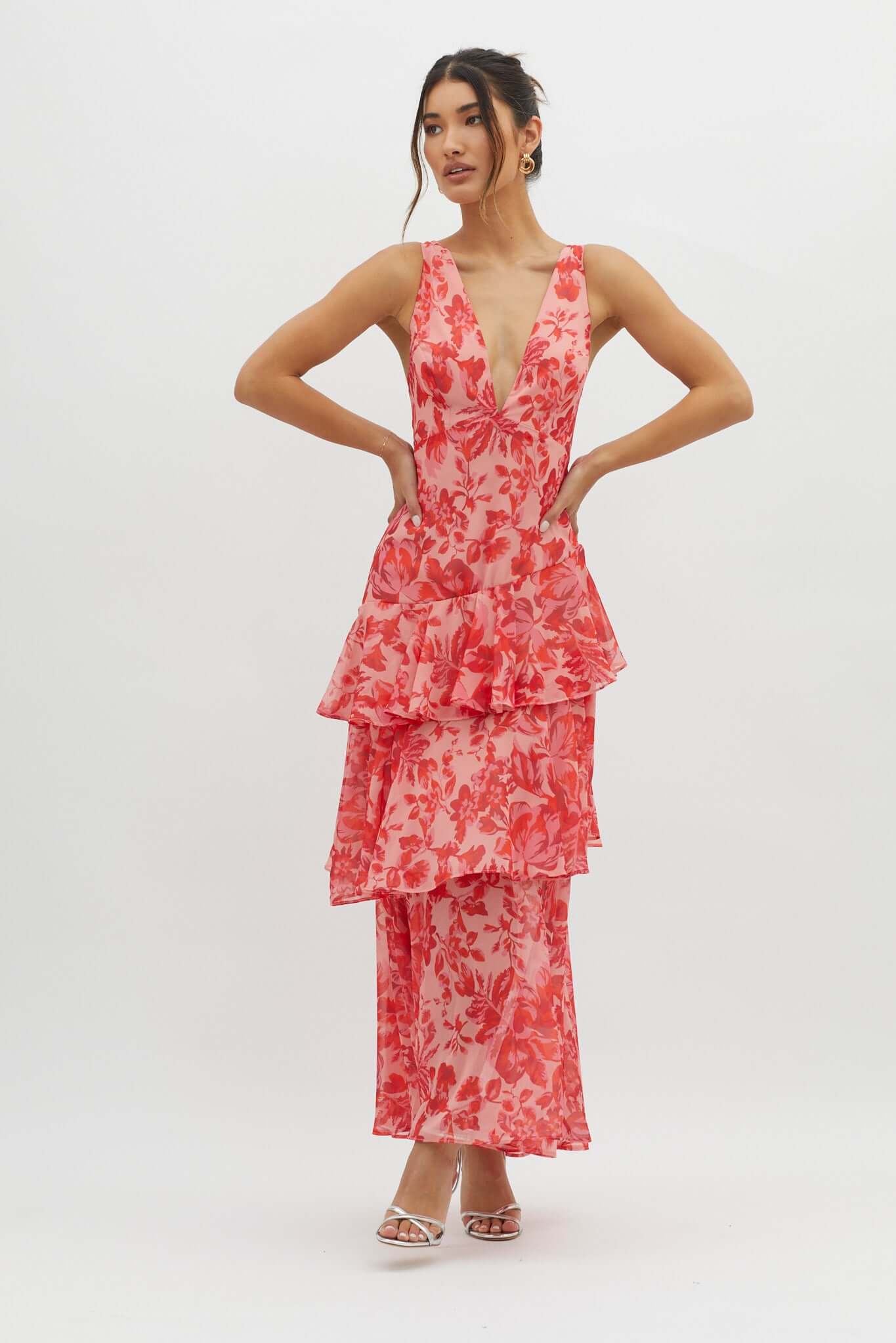 Robe mi-longue à bretelles et volants dans le dos