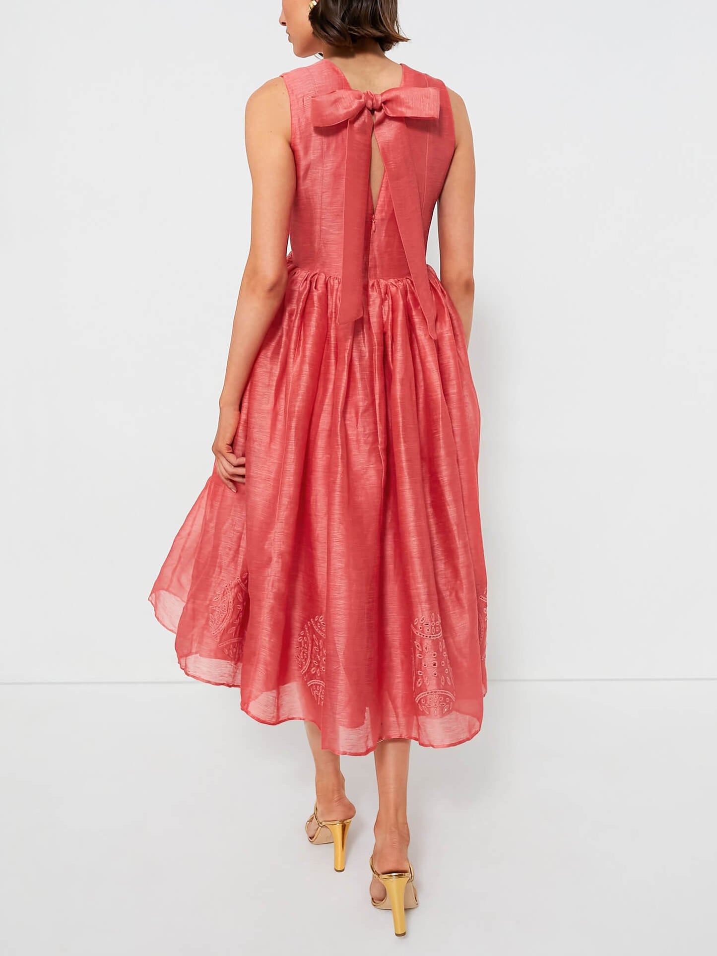 Robe mi-longue slim à col en V et broderie exquise