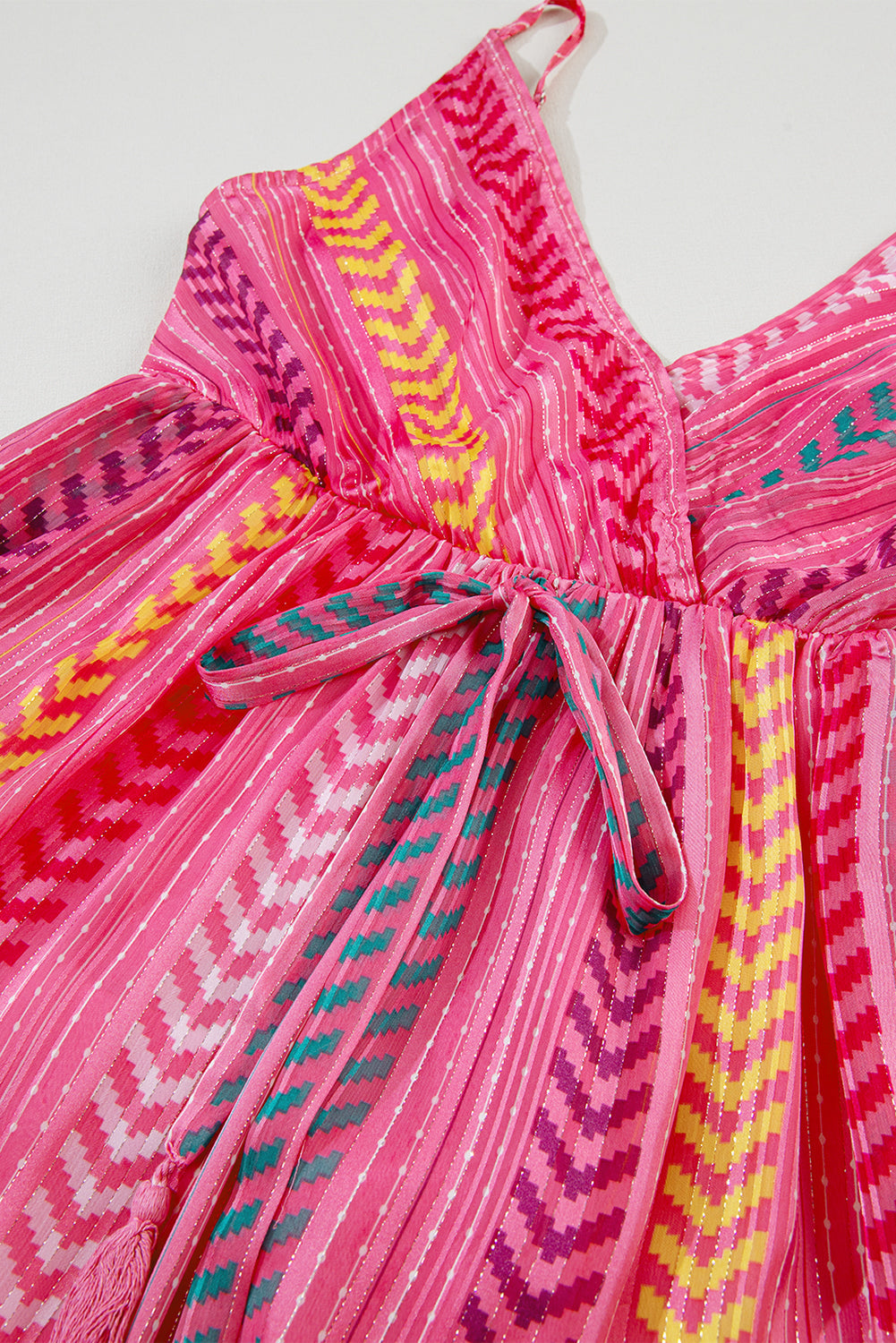 Robe longue portefeuille rose à imprimé western avec pampilles et col en V
