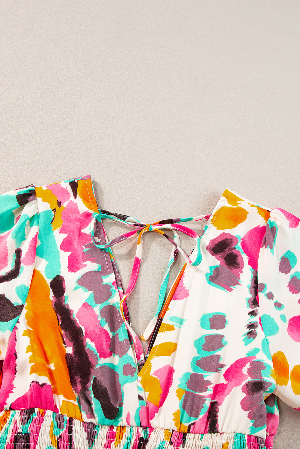 Robe longue rose à col en V et imprimé tie-dye style bohème