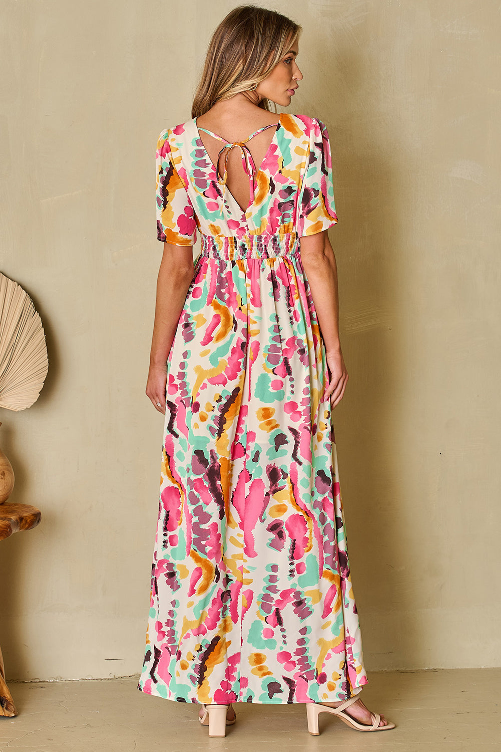 Robe longue rose à col en V et imprimé tie-dye style bohème