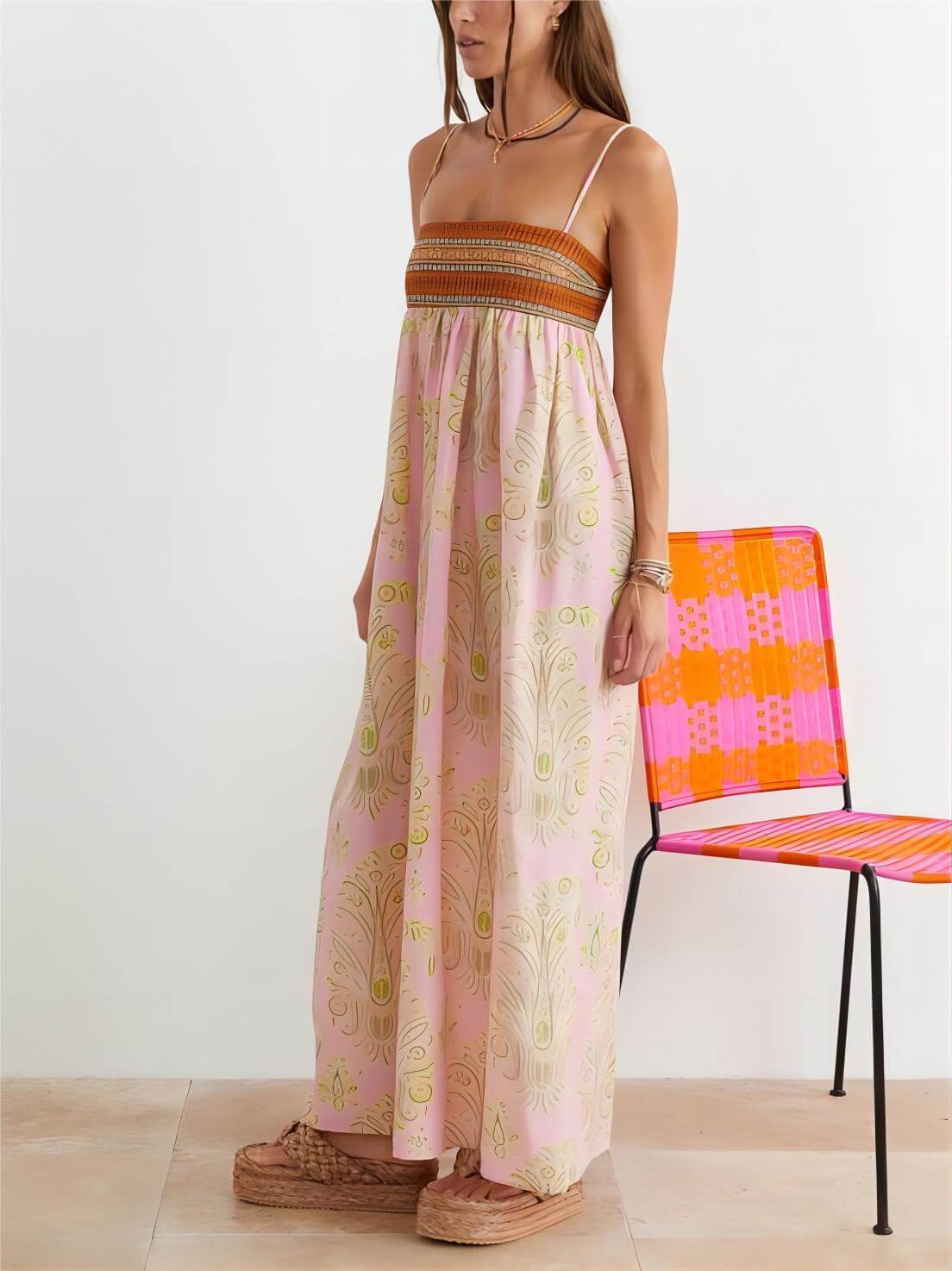 Robe mi-longue à fines bretelles à motif floral folklorique bosniaque