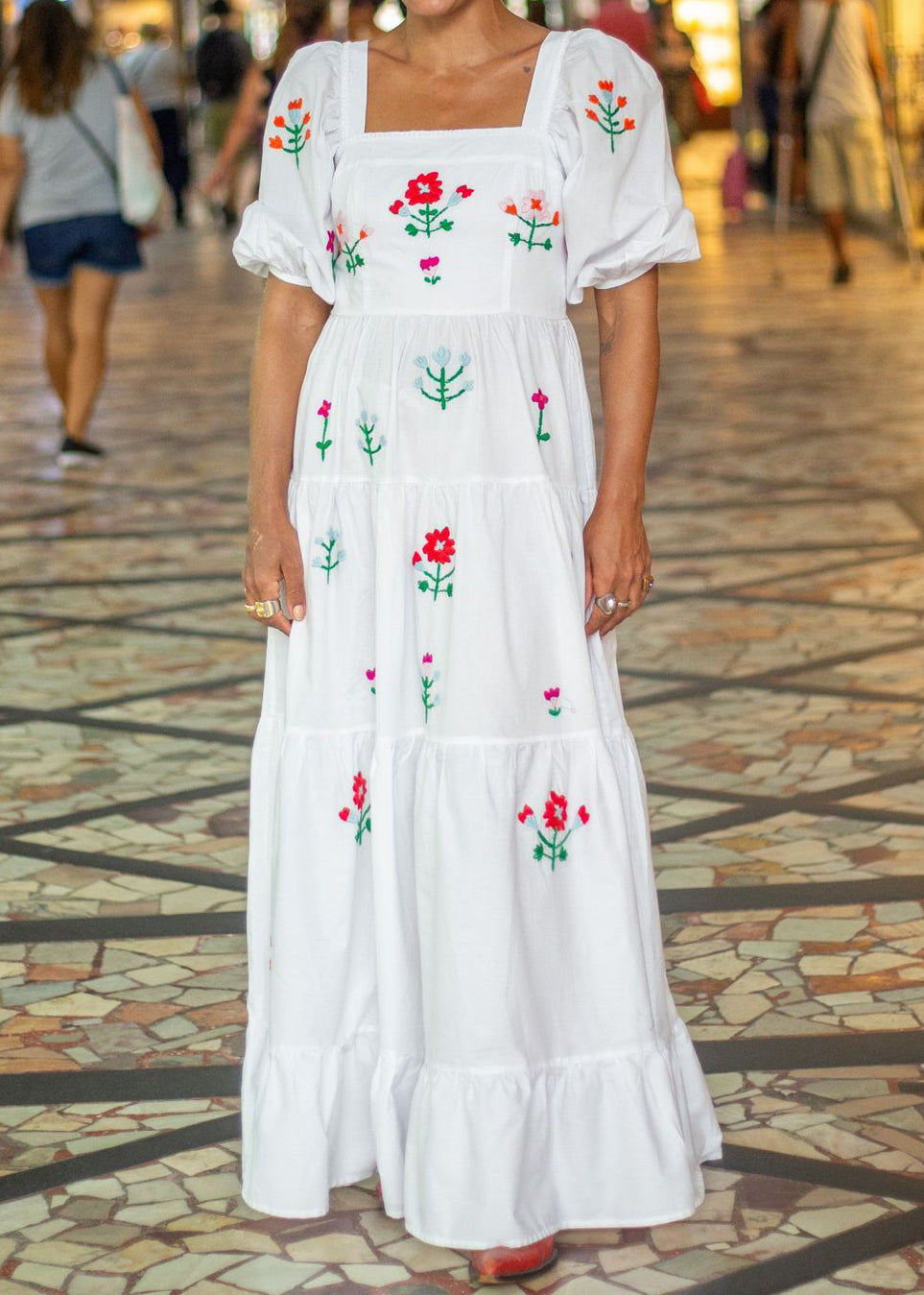 Robe longue à manches bouffantes et col carré avec broderie florale
