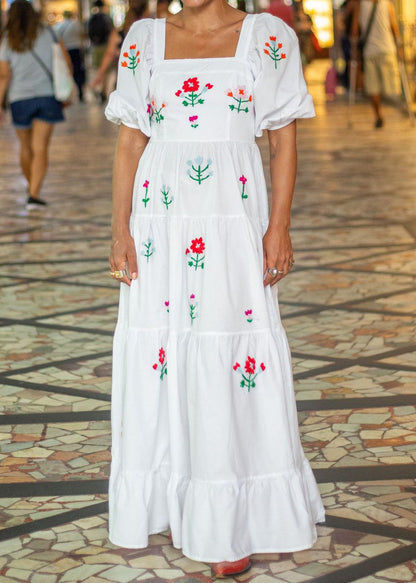 Robe longue à manches bouffantes et col carré avec broderie florale