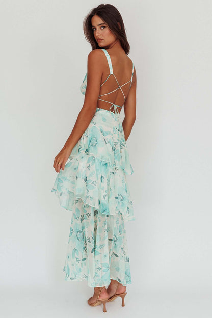 Robe mi-longue à bretelles et volants dans le dos
