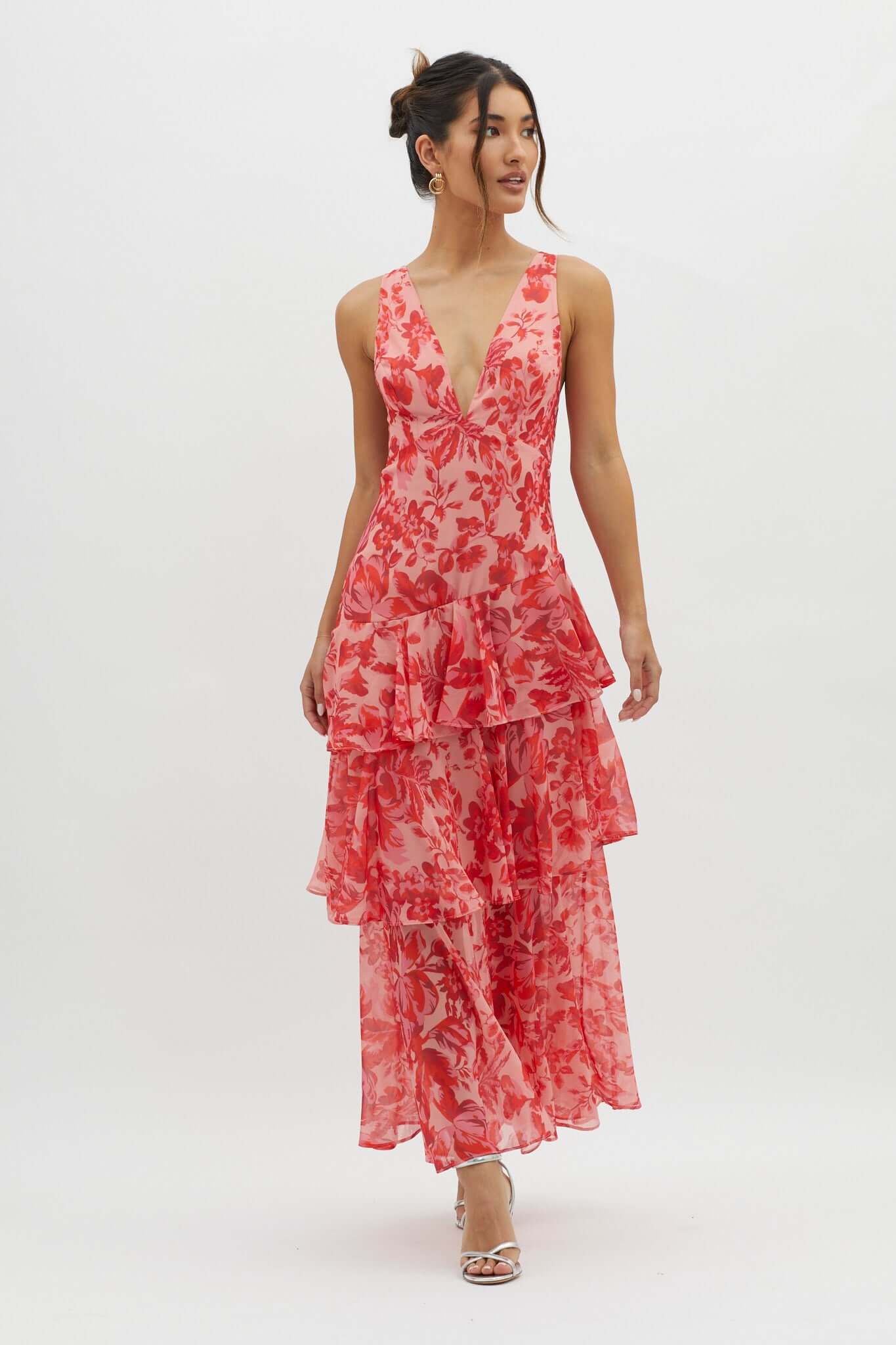 Robe mi-longue à bretelles et volants dans le dos
