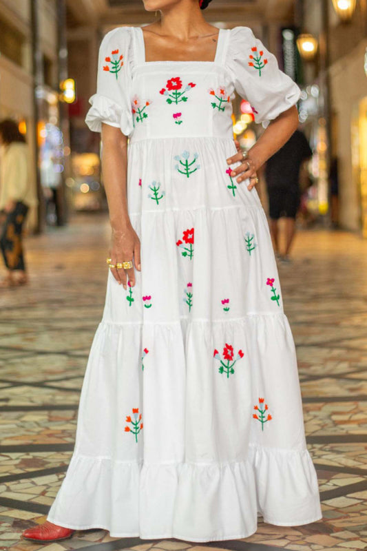 Robe longue à manches bouffantes et col carré avec broderie florale