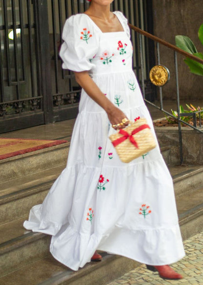 Robe longue à manches bouffantes et col carré avec broderie florale